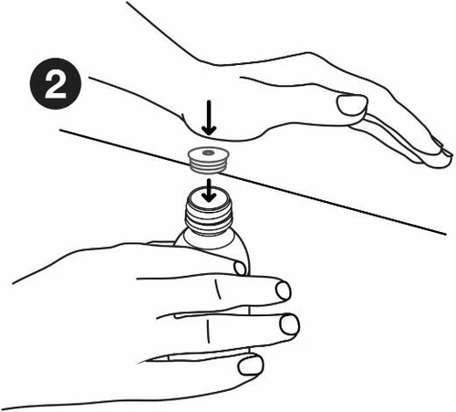 Dibujo técnico que muestra una mano que presiona hacia abajo una tapa circular sobre un frasco médico, indicado por flechas negras direccionales