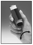 Одна рука держит ингалятор, чёрная изогнутая стрелка указывает вращательное движение для подготовки прибора