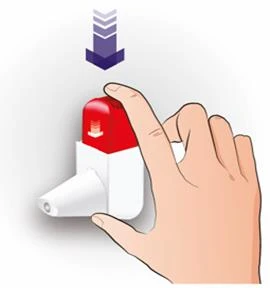 Una mano presiona el botón rojo de un dispositivo médico blanco con una flecha púrpura que indica el movimiento hacia abajo