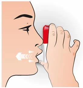 Perfil de una persona que sostiene un inhalador rojo y blanco cerca de la boca, con flechas blancas que indican el