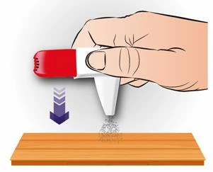 Una mano sostiene un dispositivo médico rojo y blanco que se presiona hacia abajo sobre una superficie de madera, con una flecha azul que apunta hacia abajo