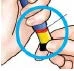 Dos manos sostienen una pluma inyectable con cuerpo azul y amarillo, resaltada por un círculo azul para mostrar la sujeción correcta de la