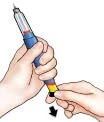 Una mano sostiene una pluma inyectable azul y plateada mientras la