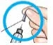 Una mano sostiene una aguja para insertarla en la tapa de un frasco de medicamento líquido rodeado por un círculo azul