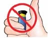 Mano que aprieta con fuerza un frasco azul y amarillo con un símbolo de prohibición rojo circular y una barra diagonal encima de la