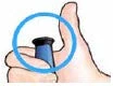 Una mano sostiene entre pulgar e índice un pequeño dispositivo cilíndrico azul y negro resaltado por un círculo azul