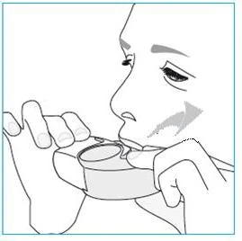 Dibujo en blanco y negro de una persona que sostiene un dispositivo médico con ambas manos e introduce en la boca para la