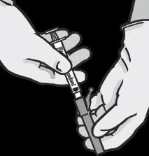 Dos manos con guantes sujetan una jeringa para preparar o administrar un medicamento con precisión sobre fondo negro