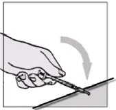 Una mano sostiene una jeringa y la gira hacia abajo siguiendo la dirección de una flecha curva sobre una línea negra horizontal