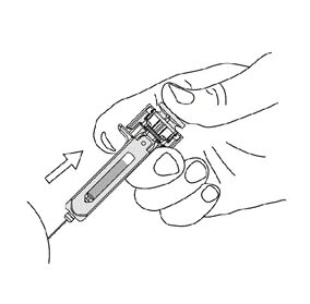 Una mano sostiene un dispositivo médico en forma de pluma para inyectar un medicamento en una parte del cuerpo con una flecha que indica el movimiento hacia abajo