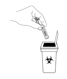 Una mano sostiene una jeringa para desecharla en un contenedor de residuos biológicos con el símbolo de riesgo biológico