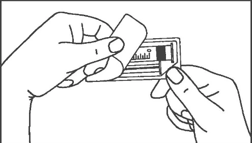 Dos manos sostienen y abren cuidadosamente un envase rectangular de un dispositivo médico o medicamento para extraer su contenido