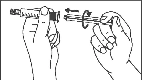 Dos manos unen y giran dos partes de una jeringa para encajar el conector cilíndrico con la base del cuerpo de la jeringa