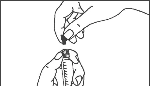 Dos manos que extraen un tapón de plástico de un vial de vidrio graduado para preparar el medicamento