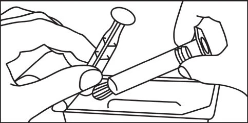 Dos manos manipulan una pluma inyectable para preparar la dosis sobre un envase rectangular en un dibujo lineal en blanco y negro