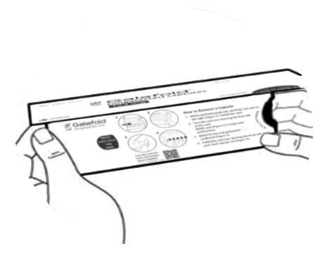 Dos manos sostienen un envase de Galafold con instrucciones ilustradas sobre cómo extraer una cápsula y un código QR en la parte inferior derecha