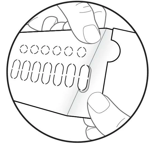Dos manos sostienen y separan una parte de un blíster de comprimidos con orificios circulares y cápsulas ovales punteadas sobre fondo blanco