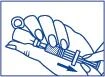 Dibujo lineal azul de una mano que sostiene una jeringa y la empuja hacia adelante siguiendo la dirección de una flecha negra hacia abajo
