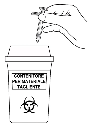 Una mano sostiene una jeringa con aguja apuntando hacia un contenedor para materiales punzantes con símbolo de riesgo biológico
