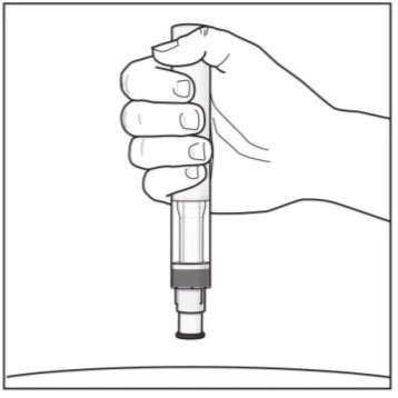 Dibujo en blanco y negro de una mano sosteniendo verticalmente una pluma inyectora médica lista para su uso