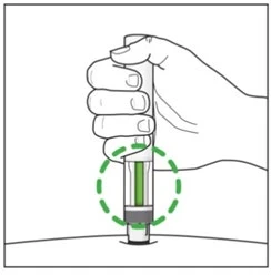 Una mano sostiene un dispositivo médico cilíndrico y lo presiona contra la piel, con un círculo verde que resalta la parte inferior del dispositivo