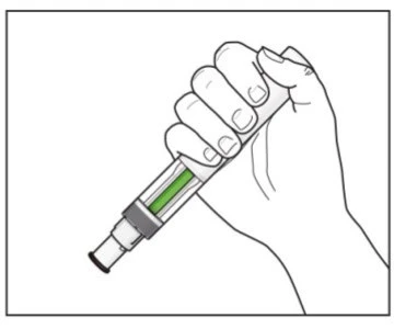 Una mano sostiene verticalmente una pluma inyectora con un líquido verde visible en su interior