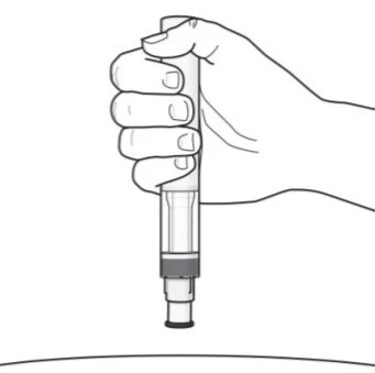 Una mano sostiene verticalmente una pluma inyectora médica lista para su uso