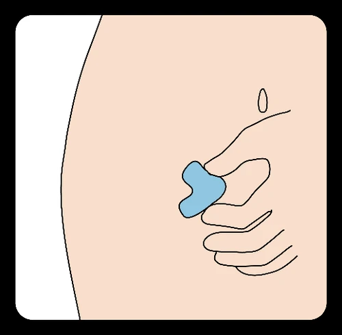 Una mano sostiene un dispositivo médico azul y lo presiona contra la piel del