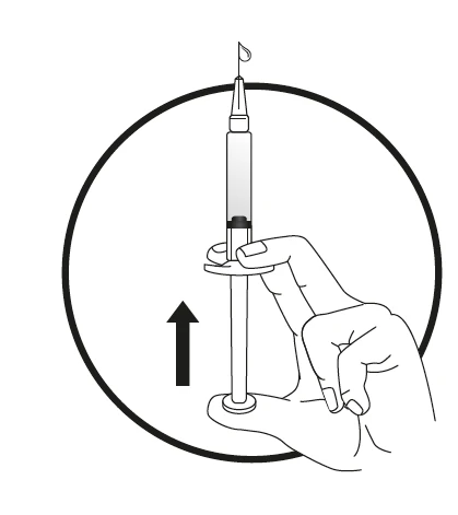 Una mano sostiene verticalmente una jeringa con un
