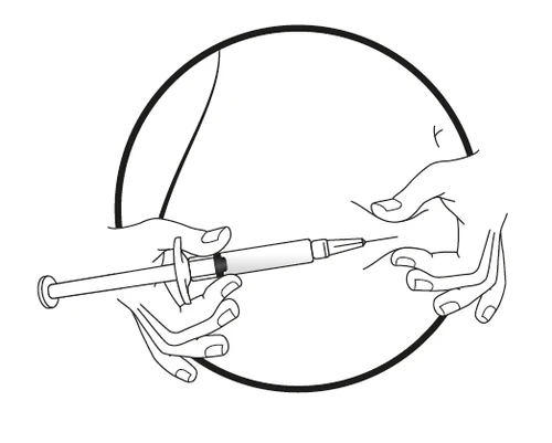 Dibujo en blanco y negro que muestra una mano que sostiene una jeringa para inyectar el líquido en la piel del muslo sostenido por la otra mano