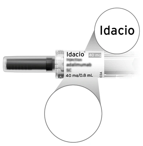 Близкий детальный снимок одноразового шприца Idacio 40 мг в 0,8 мл с белой этикеткой и чёрным текстом на светлом фоне