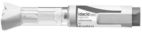 Автоматическая инъекционная ручка Idacio 40 мг с прозрачным корпусом, показывающим внутреннюю жидкость, и белым концом с чёрными надписями