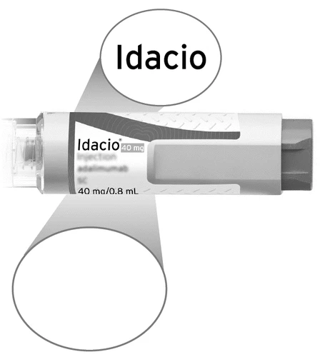 Инъекционная ручка Idacio 40 мг с этикеткой, указывающей концентрацию 40 мг в 0,8 мл, на белом фоне с увеличительными кругами