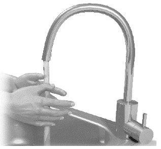 Две руки моются под струёй воды