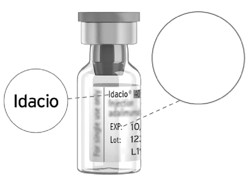 Прозрачный стеклянный флакон с этикеткой Idacio, указывающей срок годности и серию, с двумя белыми кругами, соединёнными пунктирными линиями