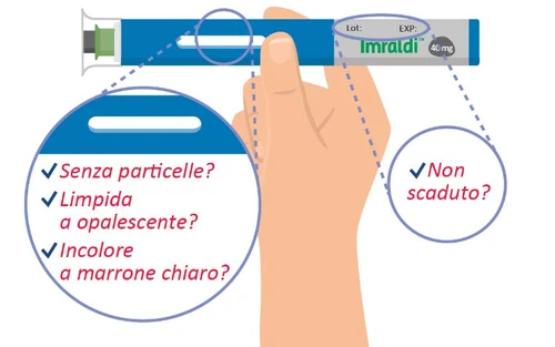 Una mano sostiene una pluma inyectable azul Imraldi con ampliaciones que muestran el control de partículas, color y fecha de caducidad