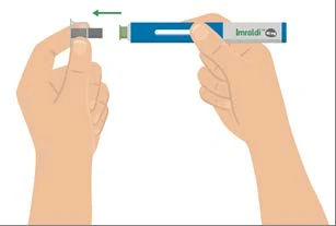 Dos manos separan o unen un tapón protector gris de una pluma inyectora azul con la inscripción Imraldi indicada por una flecha verde