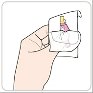Una mano sostiene y abre una bolsita de plástico blanco para extraer un frasco médico con tapón amarillo y líquido rosa en el