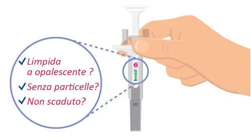 Una mano sostiene una pluma inyectable con un círculo que resalta el control del líquido transparente, la