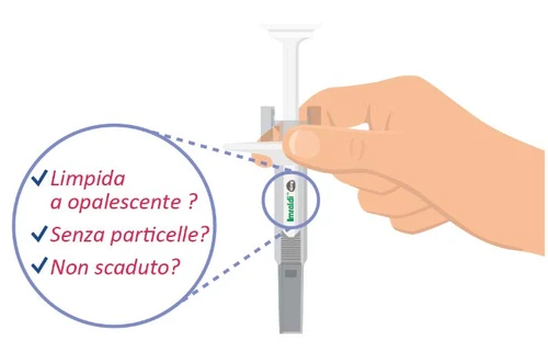Una mano sostiene una pluma inyectable con un círculo que resalta tres preguntas sobre transparencia, ausencia de partículas y fecha de caducidad