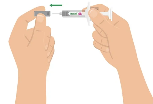 Dos manos que conectan un tapón protector a la jeringa precargada Imraldi con una flecha verde que indica el movimiento hacia la izquierda