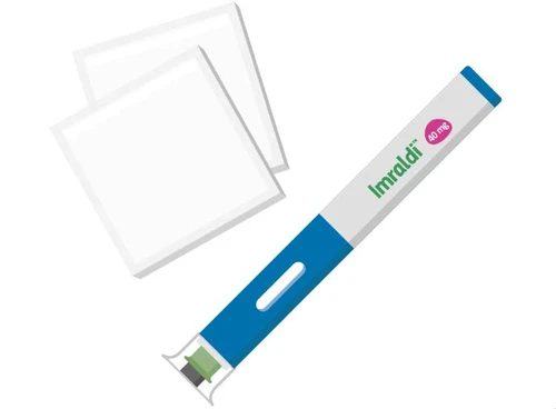 Un aplicador cilíndrico blanco y azul con la inscripción Imraldi 40 mg junto a dos vendas cuadradas blancas transparentes sobre fondo neutro