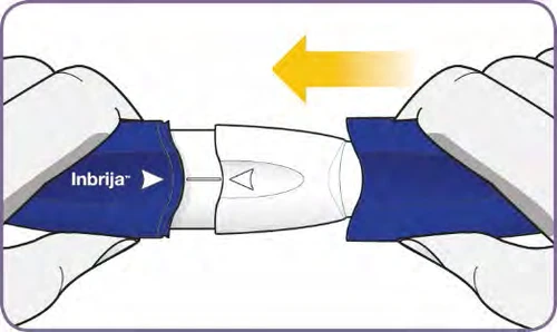 Dos manos con guantes blancos sostienen un dispositivo médico azul y blanco, con una flecha amarilla que indica el movimiento de separación hacia la izquierda