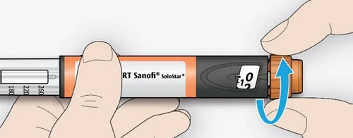 Две руки держат инъекционную ручку Sanofi SoloStar, синяя стрелка указывает направление вращения колпачка