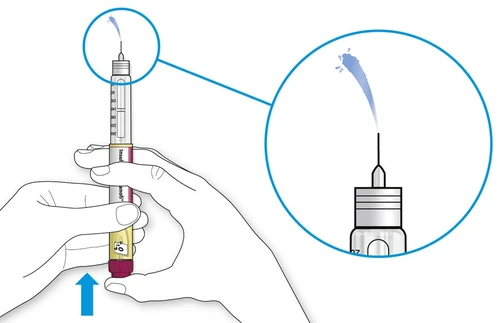 Dos manos sostienen una pluma inyectable con un aumento que muestra una gota de líquido azul que emerge de la punta de la