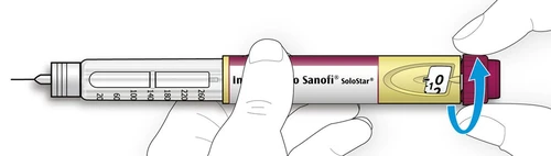 Manos que sostienen una pluma inyectable Sanofi SoloStar con una flecha azul que indica la rotación del selector de dosis hacia la derecha