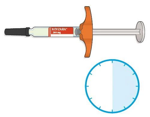 Ilustracja iniektoru Kevzara 200 mg z pomarańczową rączką i niebieskim kołem wskazującym miejsce podania