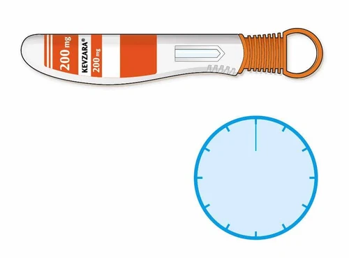 Autoinjektor Kevzara 200 mg z pomarańczową i białą etykietą i niebieskim kołowym diagramem z kreskami wskazującymi czas podania