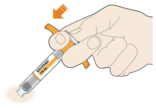Ręka trzymająca wstępnie napełniony sylfon Kevzara 150 mg, z pomarańczową strzałką wskazującą kierunek naciskania w dół