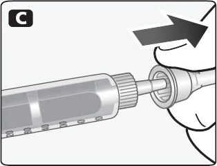 Una jeringa con líquido se conecta a un dispositivo médico sobre una superficie curva con una flecha negra que indica el movimiento hacia la derecha